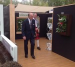 Visita del Duque de Edimburgo al stand de slimgreenwall, junto Scotscape, en Chelsea Flower Show
