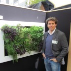 Fernando Hidalgo junto a un lienzo naturado slimgreenwall en Chelsea Flower Show