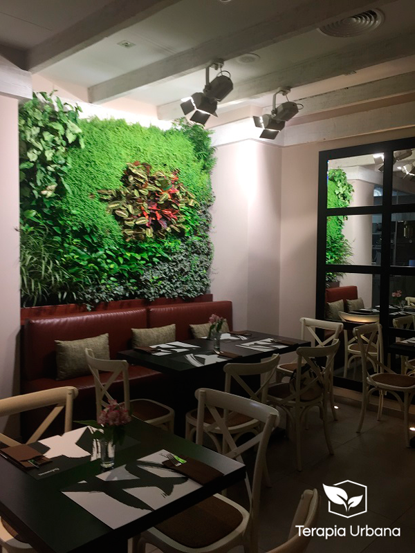 Jardin vertical interior Terapia Urbana en restaurante Cuatro manos