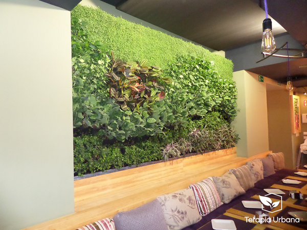 Jardín vertical interior en restaurante Albores diseñado por Terapia Urbana